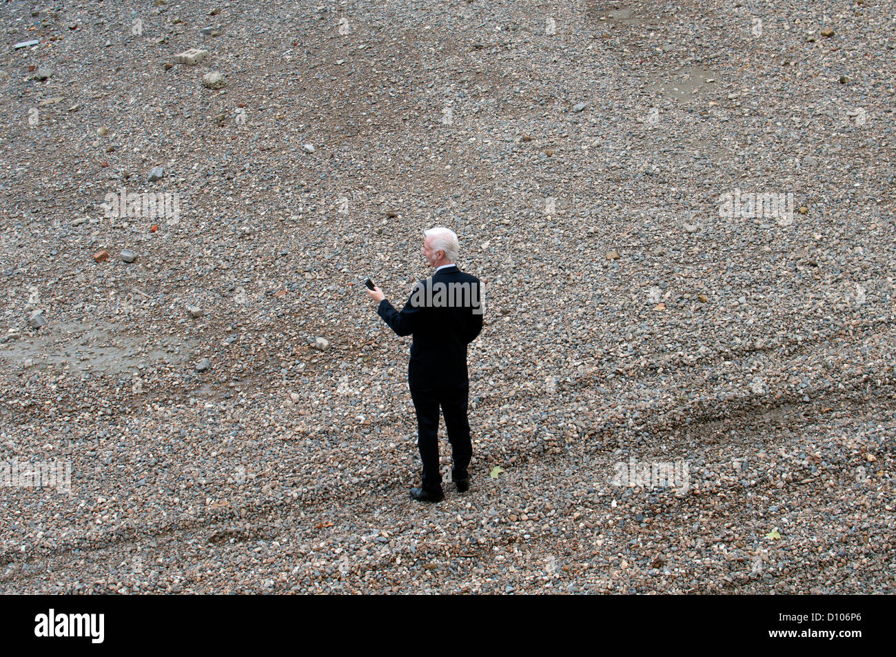 Uomo in tuta sul Fiume Tamigi beach, Vauxhall, LONDRA, REGNO UNITO Foto Stock