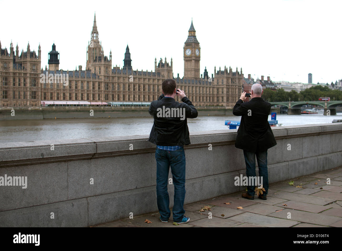 La gente a fotografare le case del parlamento di Londra, Regno Unito Foto Stock