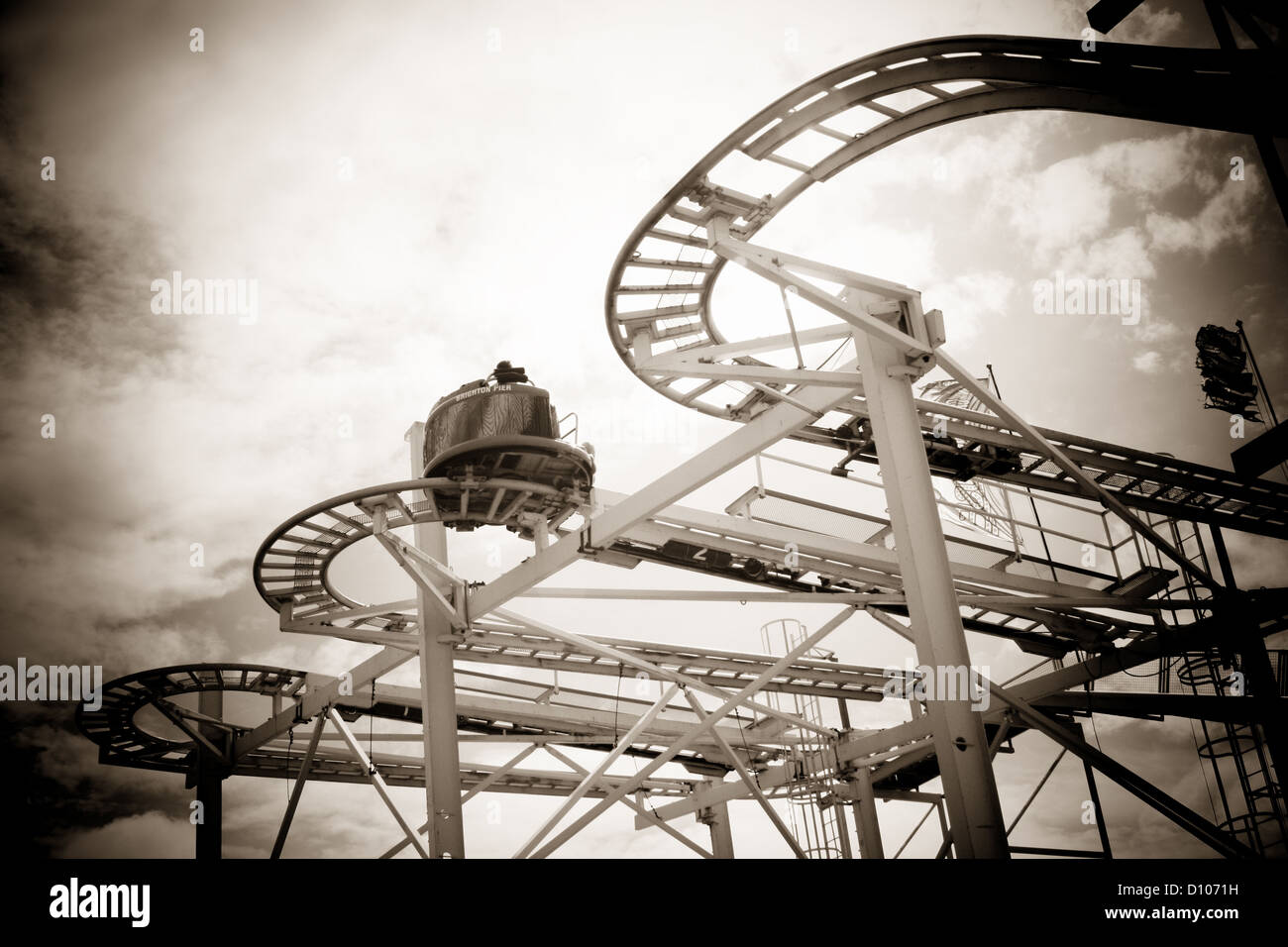 Rollercoaster sul molo di Brighton Foto Stock