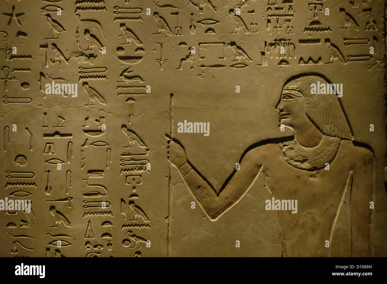 L'Egitto. Stele della tomba di Methethi con suo figlio Ihy con scrittura geroglifica. Dettaglio di Methethi. Intorno al 2400 A.C. Foto Stock