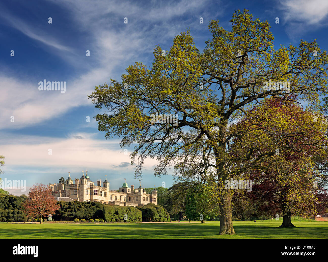 Vista in lontananza l'inizio del XVII secolo country house a Audley End. Foto Stock