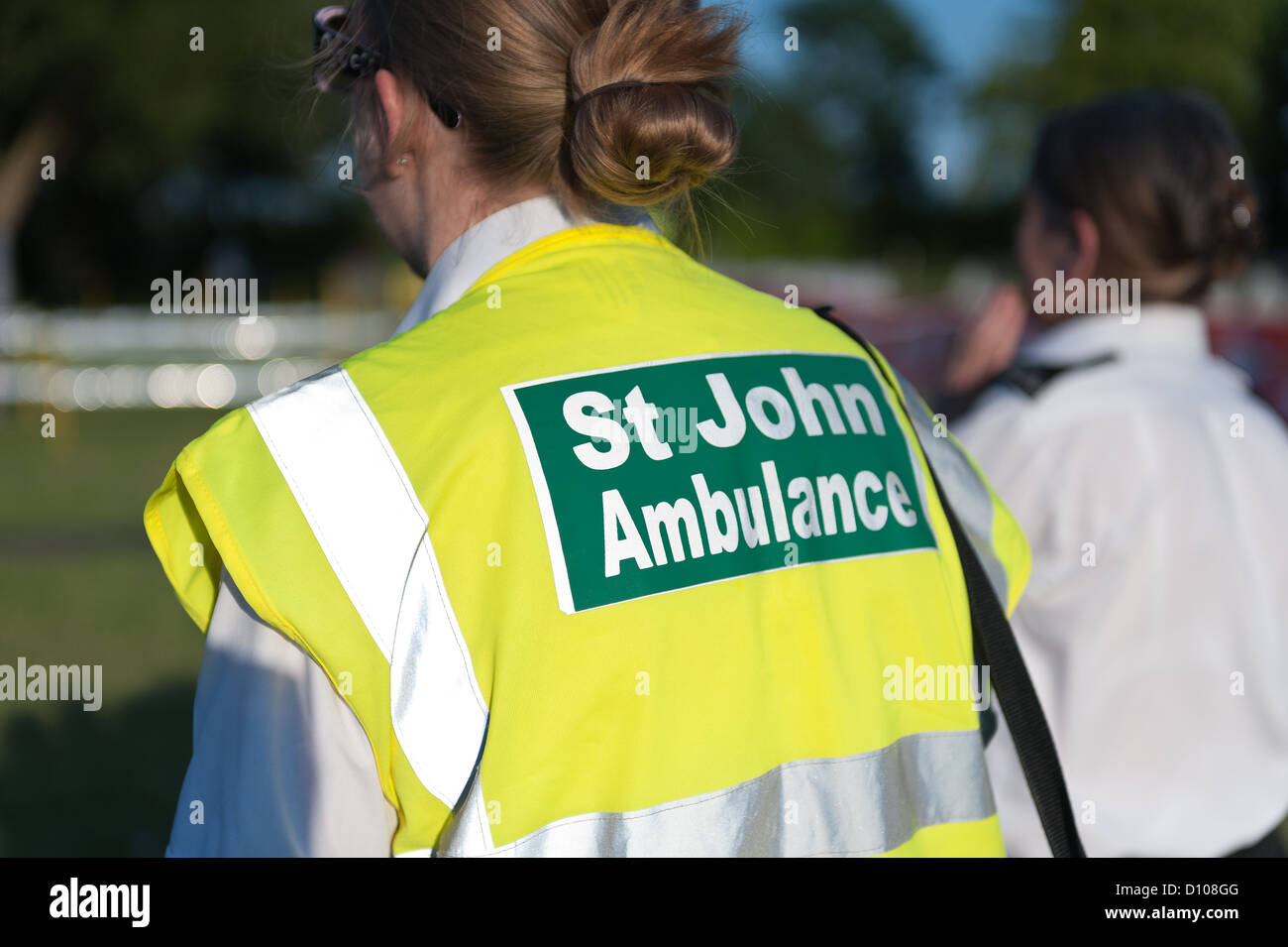 St John Ambulance officer osservando un campo vuoto la sicurezza del tracciato Foto Stock