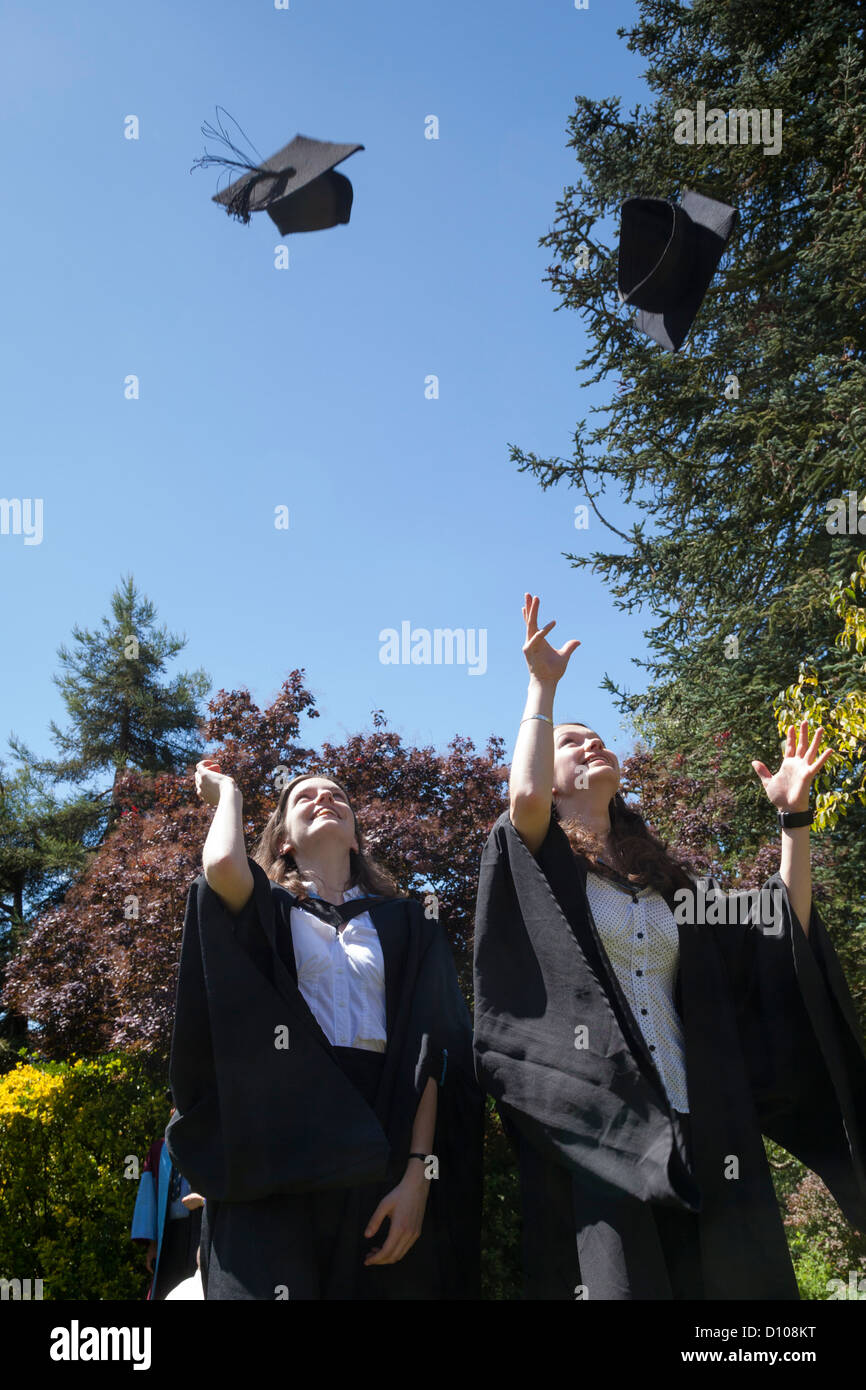 Diplomati presso la Scuola di Ingegneria dell'Università di Southampton, Inghilterra, provare a prendere le loro schede di malta. Foto Stock