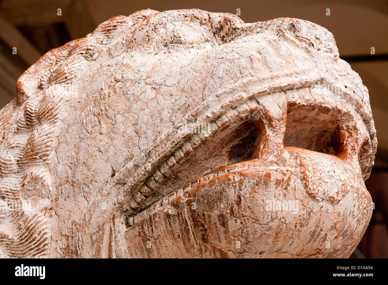 Una statua di un antico volto di Lion Foto Stock