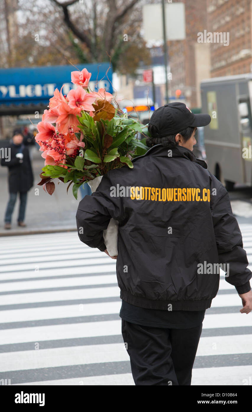 Negozio di Fiori consegna uomo con un mazzo di fiori New York STATI UNITI D'AMERICA Foto Stock