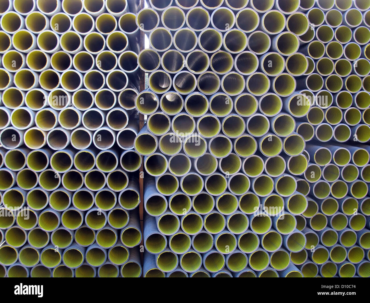Giallo e grigio tubo corrugato per la posa in opera dei condotti Foto Stock