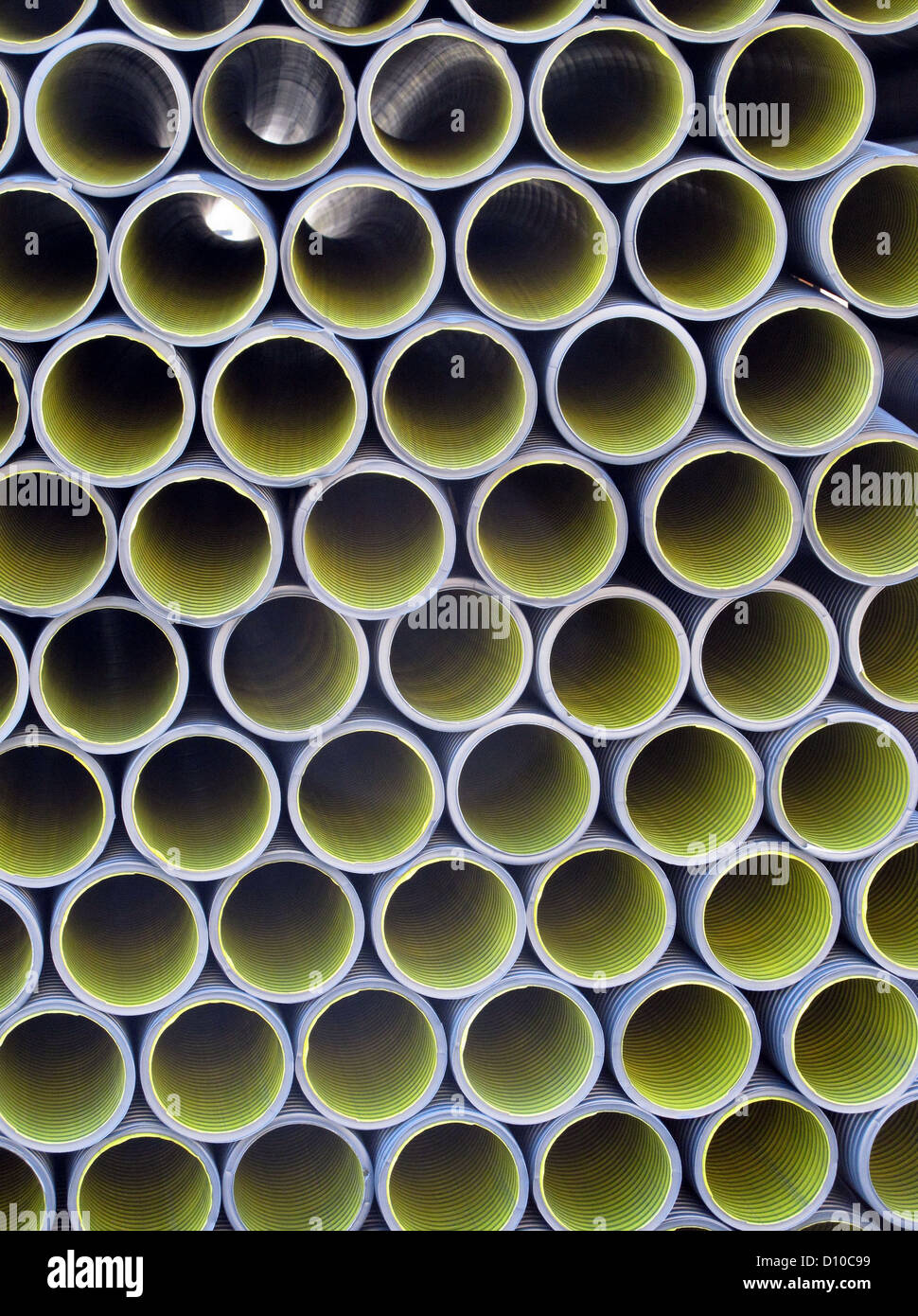 Giallo e grigio tubo corrugato per la posa in opera dei condotti Foto Stock