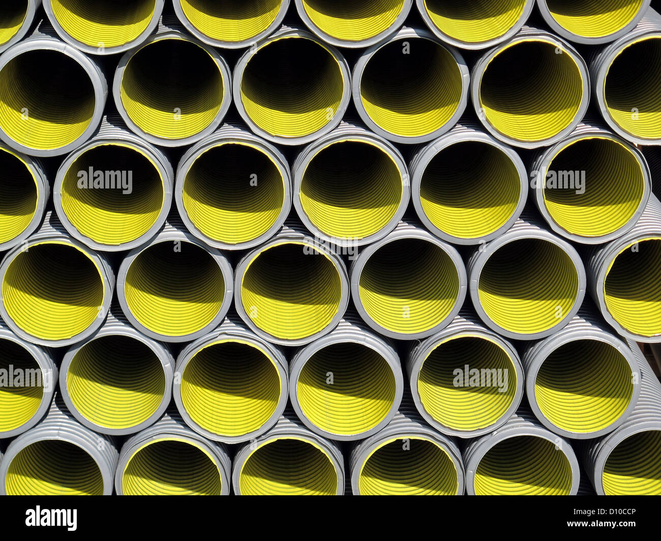 Giallo e grigio tubo corrugato per la posa in opera dei condotti Foto Stock