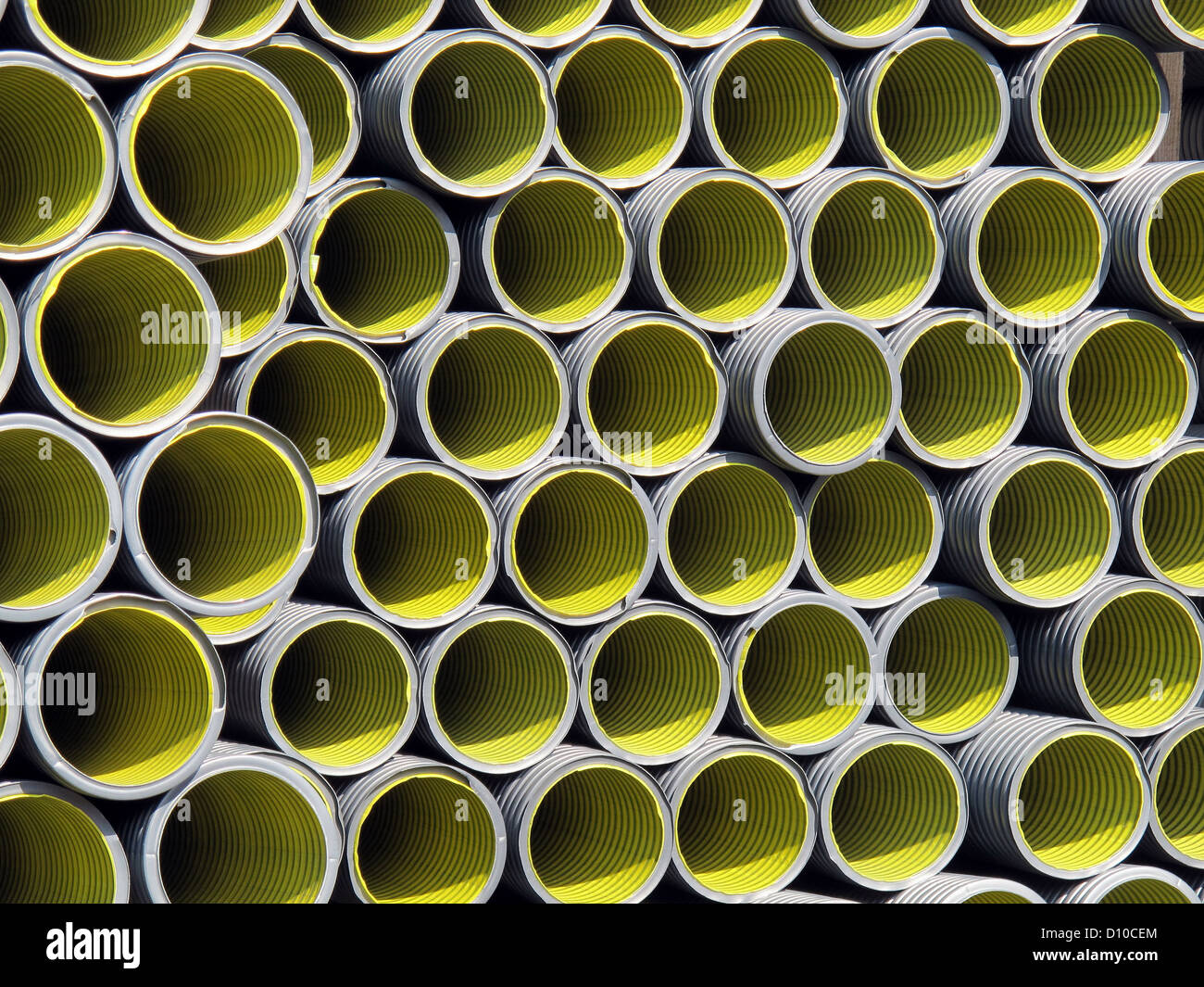 Giallo e grigio tubo corrugato per la posa in opera dei condotti Foto Stock