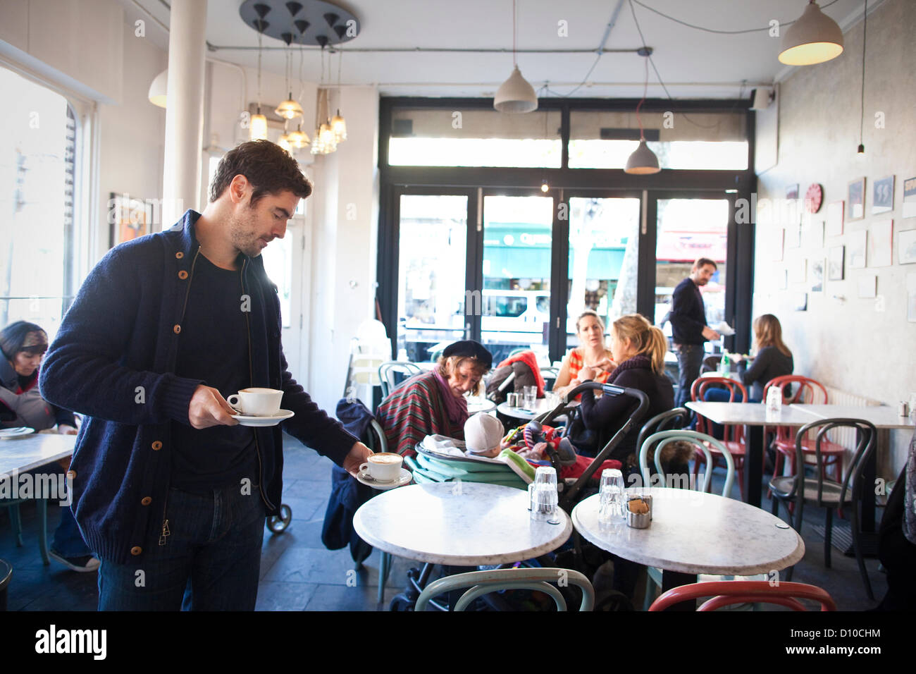 Salusbury negozio di alimentari, Salusbury Road NW6, Londra, Regno Unito. 04.12.2012 Foto mostra Robert Claassen, il proprietario di un solitario il negozio di alimentari e un coffee shop che è apparso su ITV News e ha dichiarato che egli era "arrabbiato' che egli ha versato più corporation tax di Starbucks, che aveva aperto un negozio esattamente opposta attraverso la high street dal suo negozio di alimentari locali.i Suoi commenti è venuto dopo che il Cancelliere ha svelato un £154 milioni di blitz su big-nome società globali e ricchi individui che dodge fatture fiscali a revocatorie miliardi di sterline per il Tesoro. Foto Stock