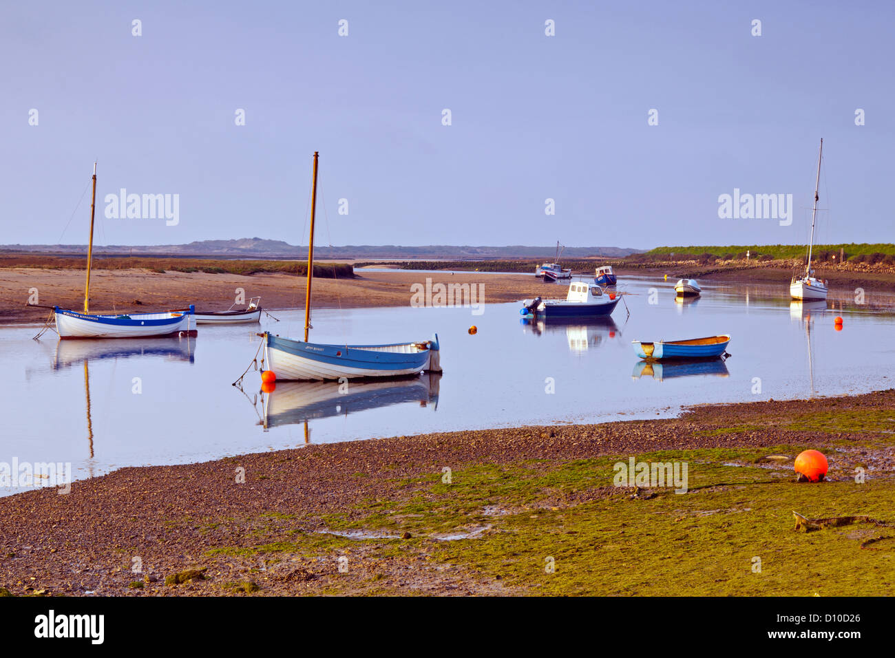 Riflessioni in barca a Burnham Overy Staithe North Norfolk Foto Stock