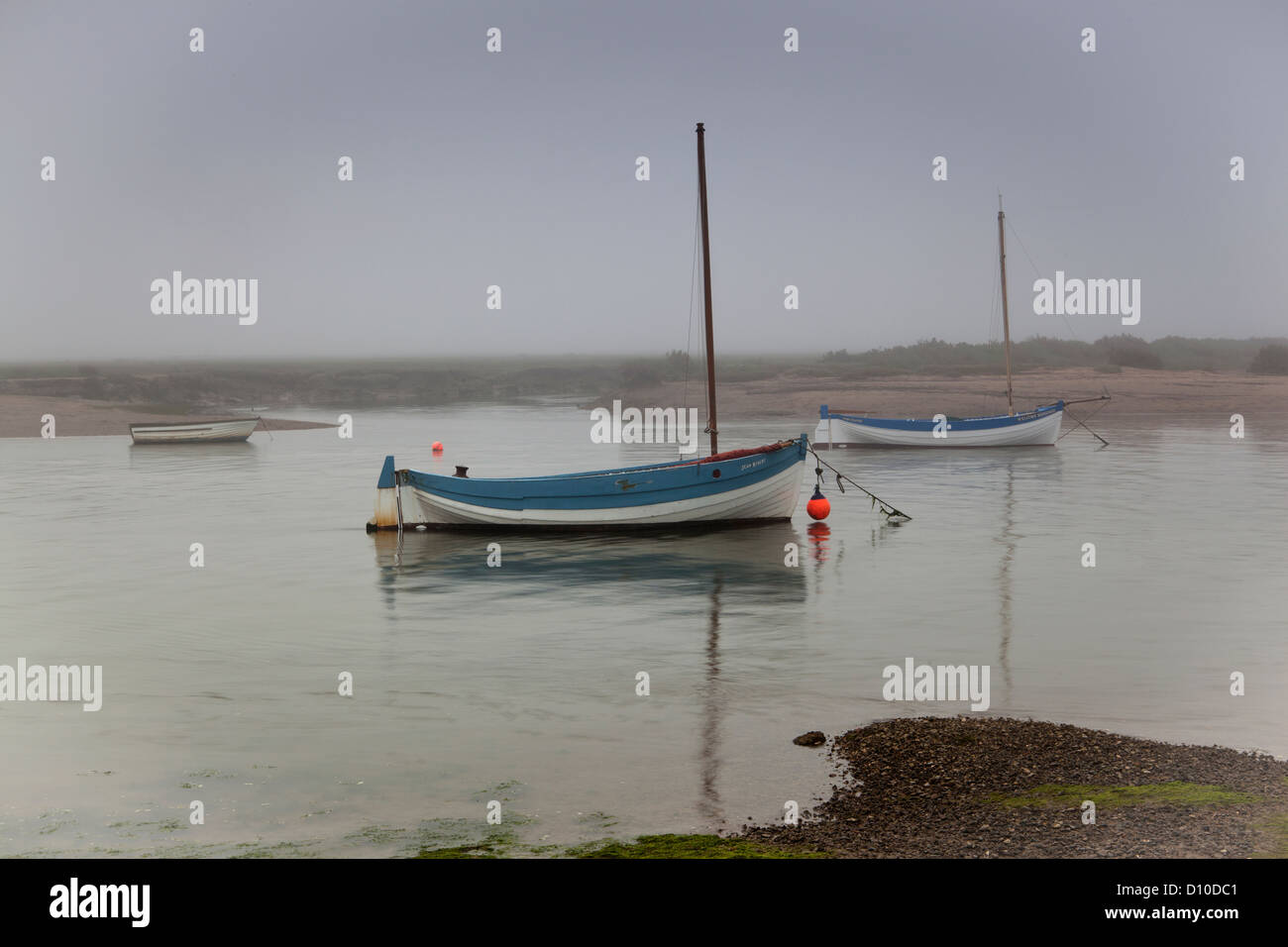 Discendente di nebbia oltre Burnham Overy Staithe Norfolk Foto Stock