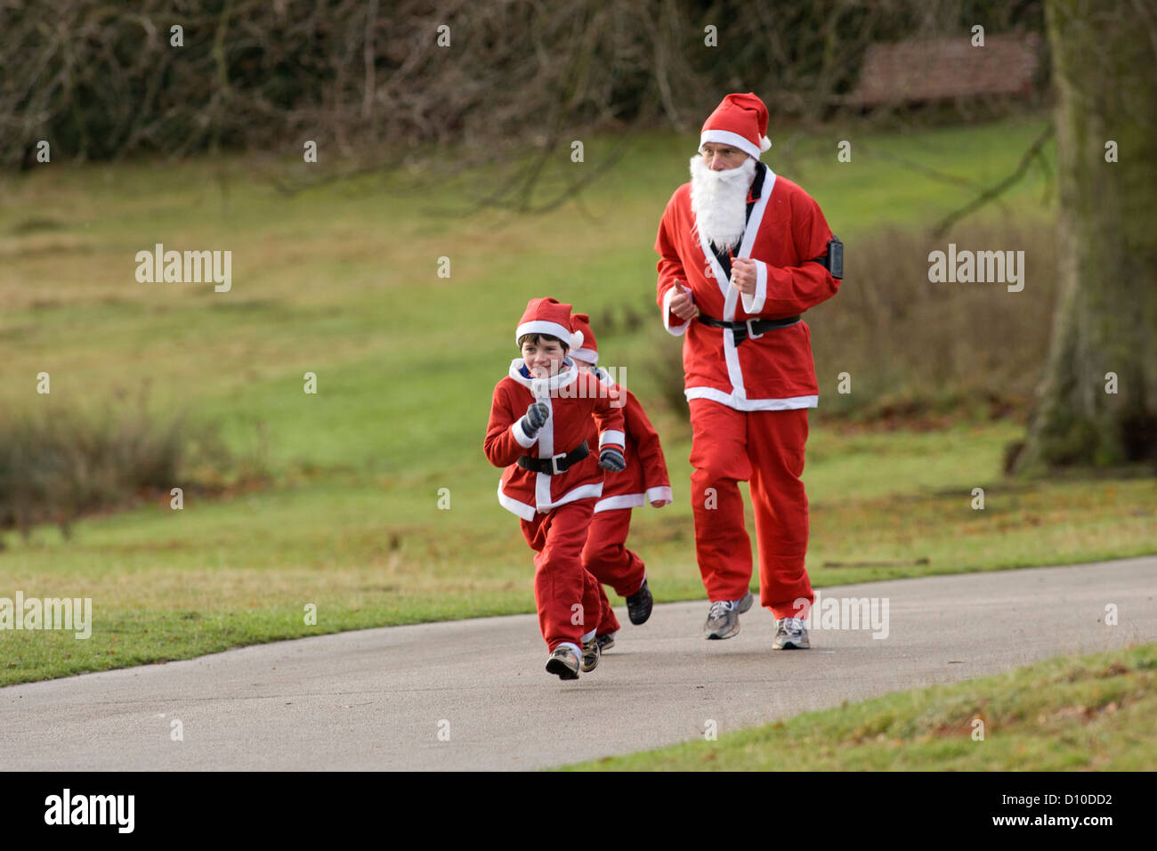 La carità di Santa run per raccogliere fondi per il Regno Unito per il diabete che si svolge a Sutton Park, Sutton Coldfield, West Midlands. Foto Stock