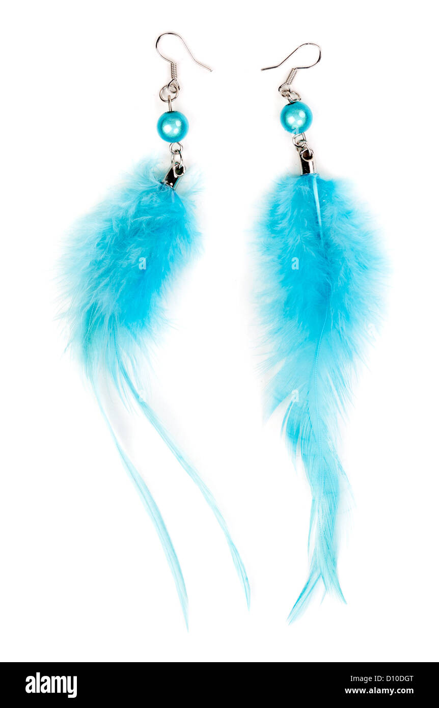 Una coppia di blu donna orecchini in ​​of piume. Isolare su bianco Foto Stock