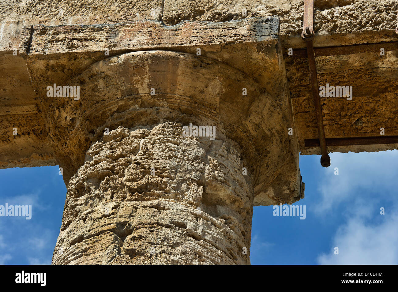 Un capitello dorico, il tempio di Segesta, Sicilia, Italia Foto Stock
