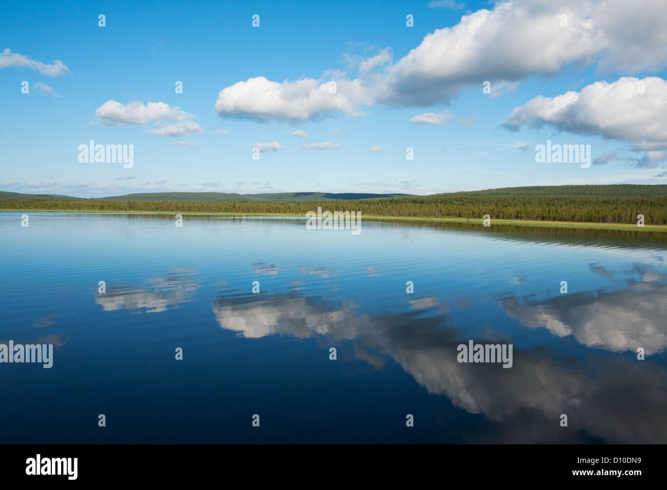 Riflessioni naturali sulle sponde di un lago e belle nuvole Foto Stock