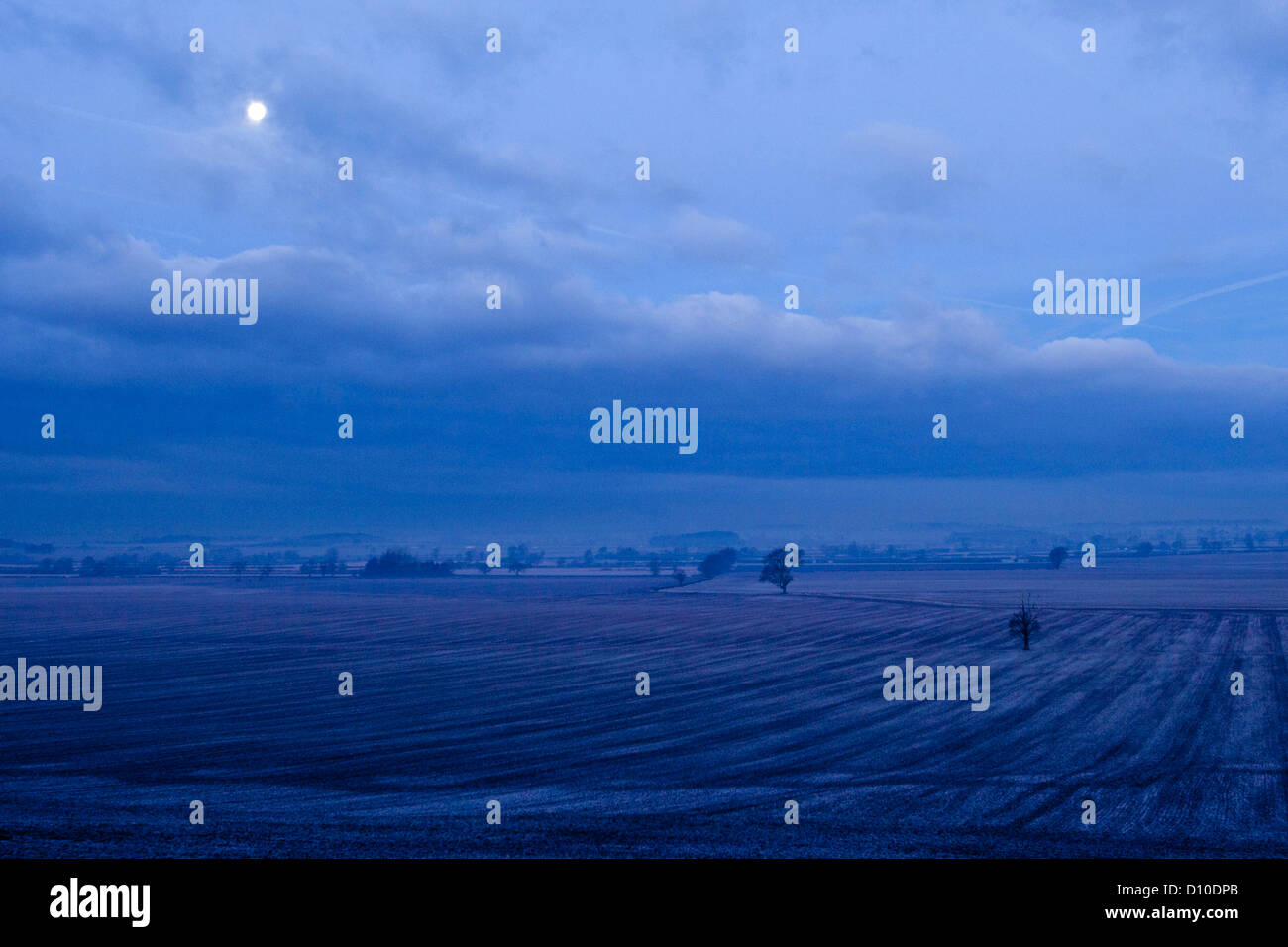 Una vista di campi dalla sommità di Orton-su-il-Hill, Leicestershire. La foto è stata scattata appena prima dell'alba. Foto Stock