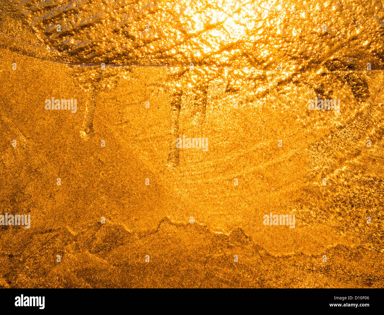 La luce del tramonto visto attraverso una lastra di ghiaccio. Foto Stock