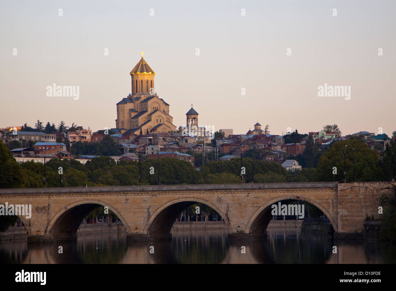 Santa Trinità Cattedrale di Tbilisi al tramonto, visto oltre il fiume Mtkvari Foto Stock