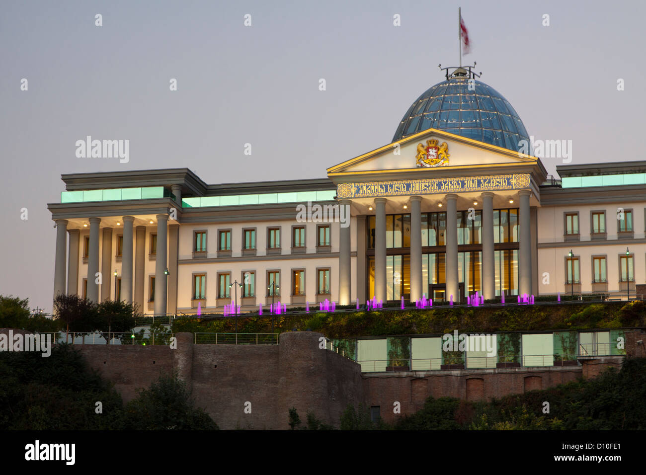 Palazzo Presidenziale a Tbilisi, Georgia accesa dopo il tramonto Foto Stock