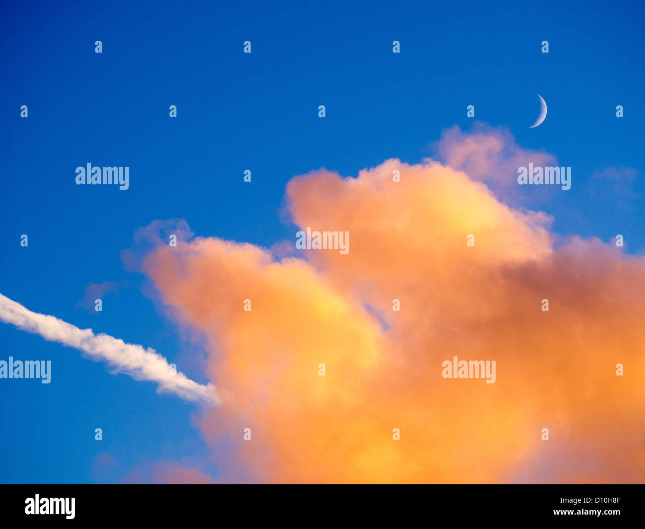 Le nuvole e la luna nuova al tramonto su Padstow, Cornwall, Regno Unito. Foto Stock