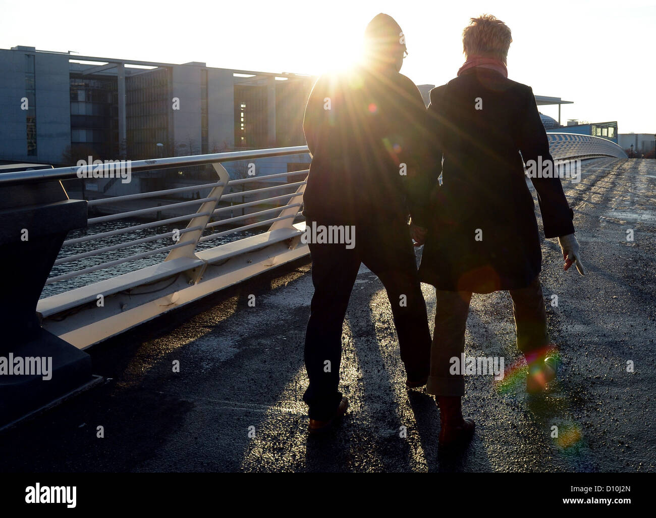 Un giovane cammina su Crown Princess Bridge a Berlino, Germania, 3 dicembre 2012. Foto: Britta Pedersen Foto Stock