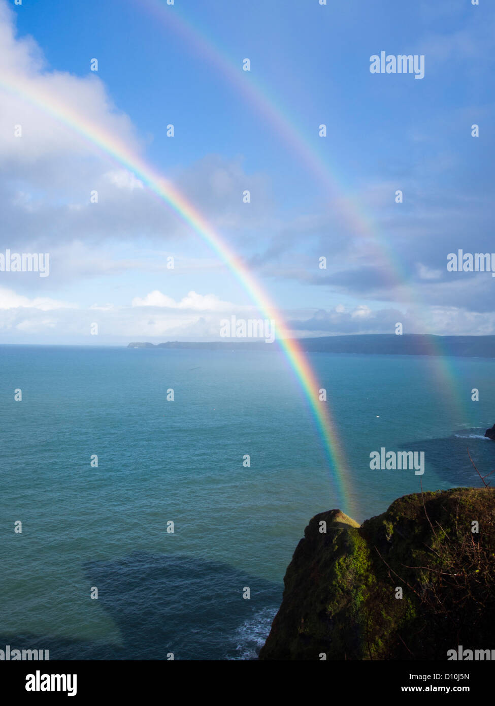 Un doppio arcobaleno su Port Isaac, Cornwall, Regno Unito. Foto Stock