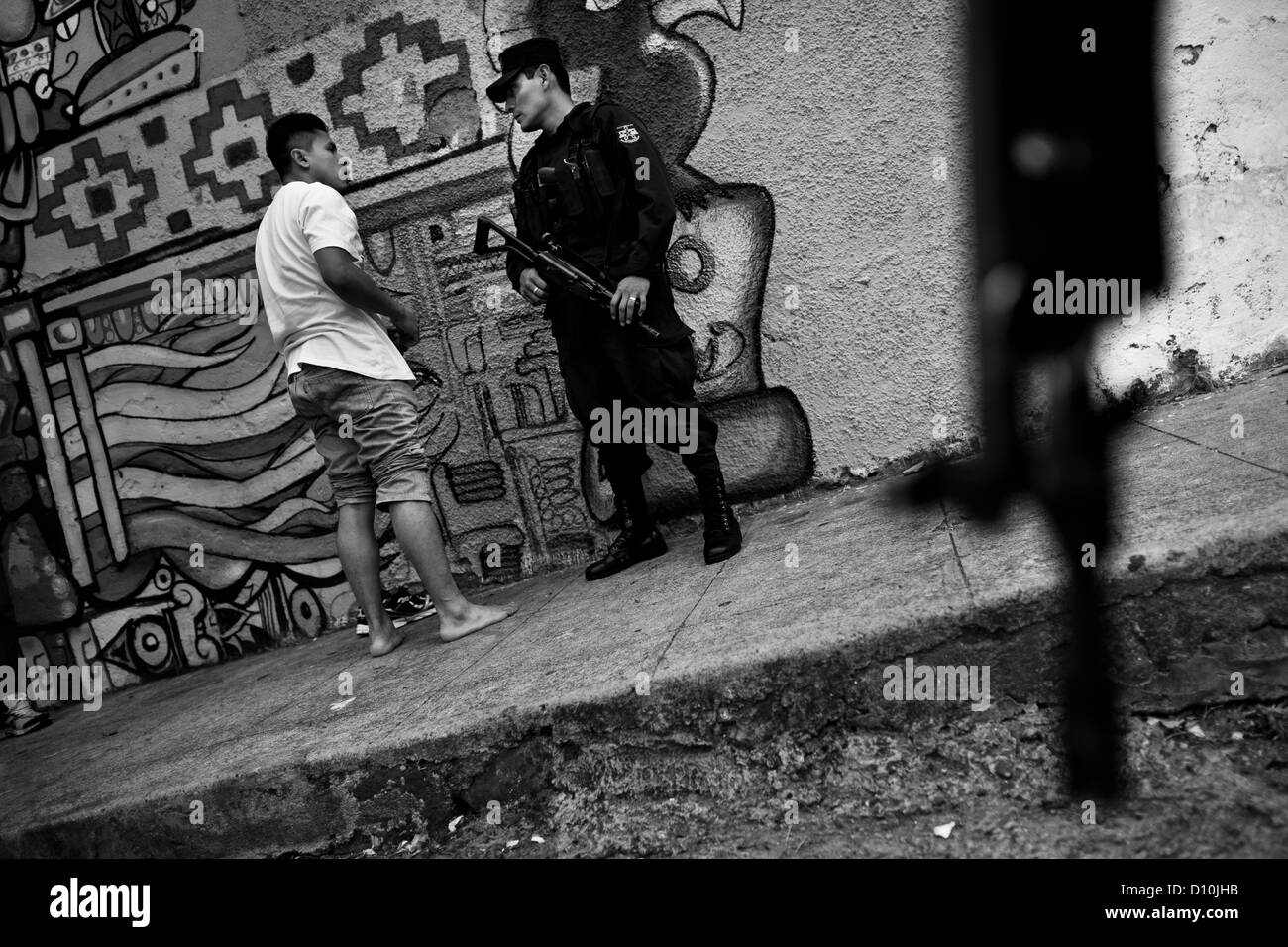 Poliziotti armati pattugliano in pista quartiere di San Salvador El Salvador. Foto Stock