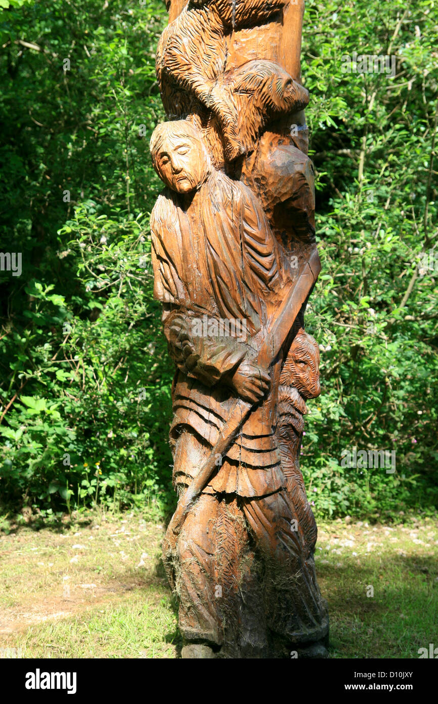 Età del ferro villaggio creature della foresta carving Castell Henllys Pembrokeshire Wales UK Foto Stock