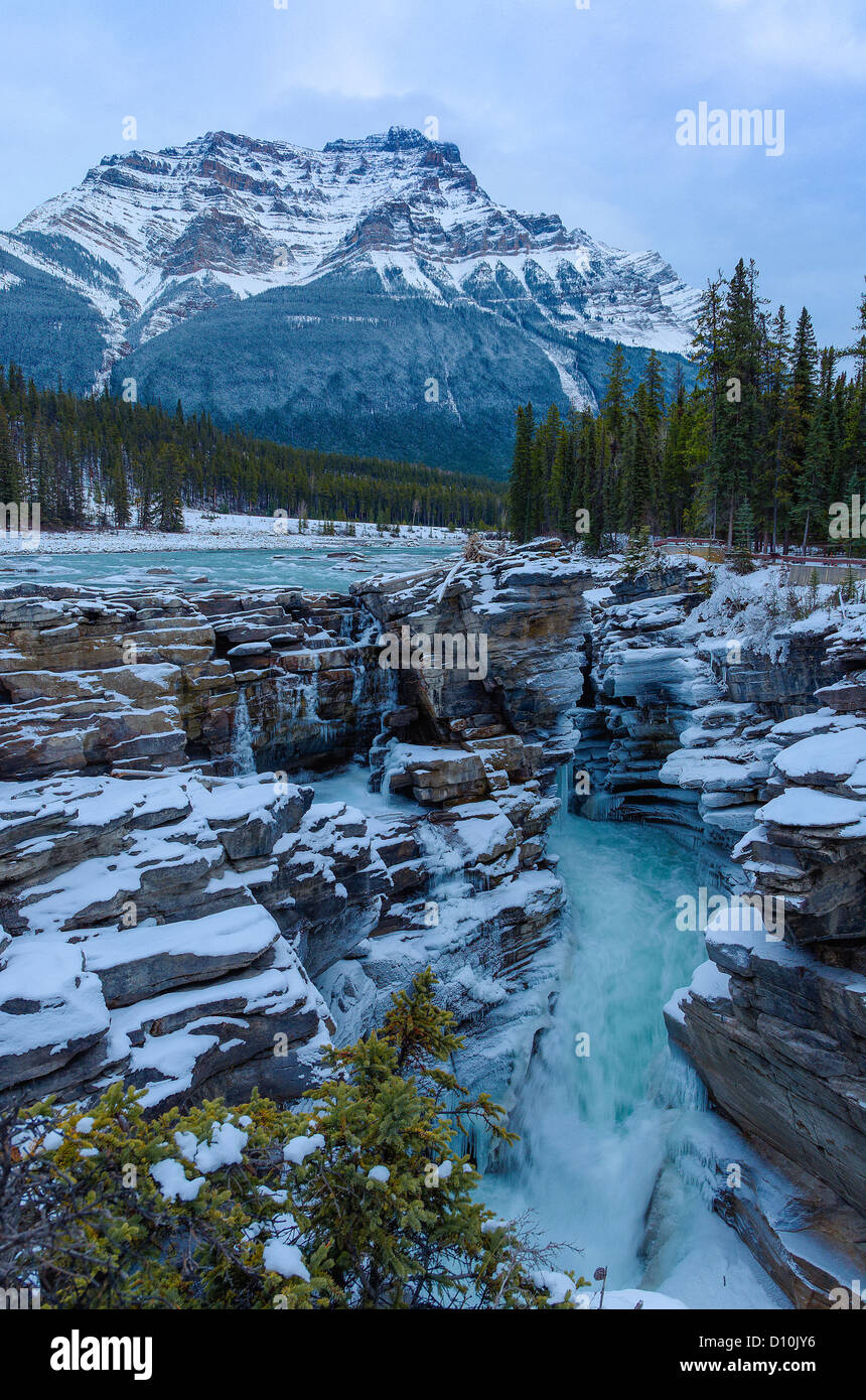 Cascate Athabasca in inverno con il Monte Kerkeslin, Jasper National Park, Alberta, Canada Foto Stock