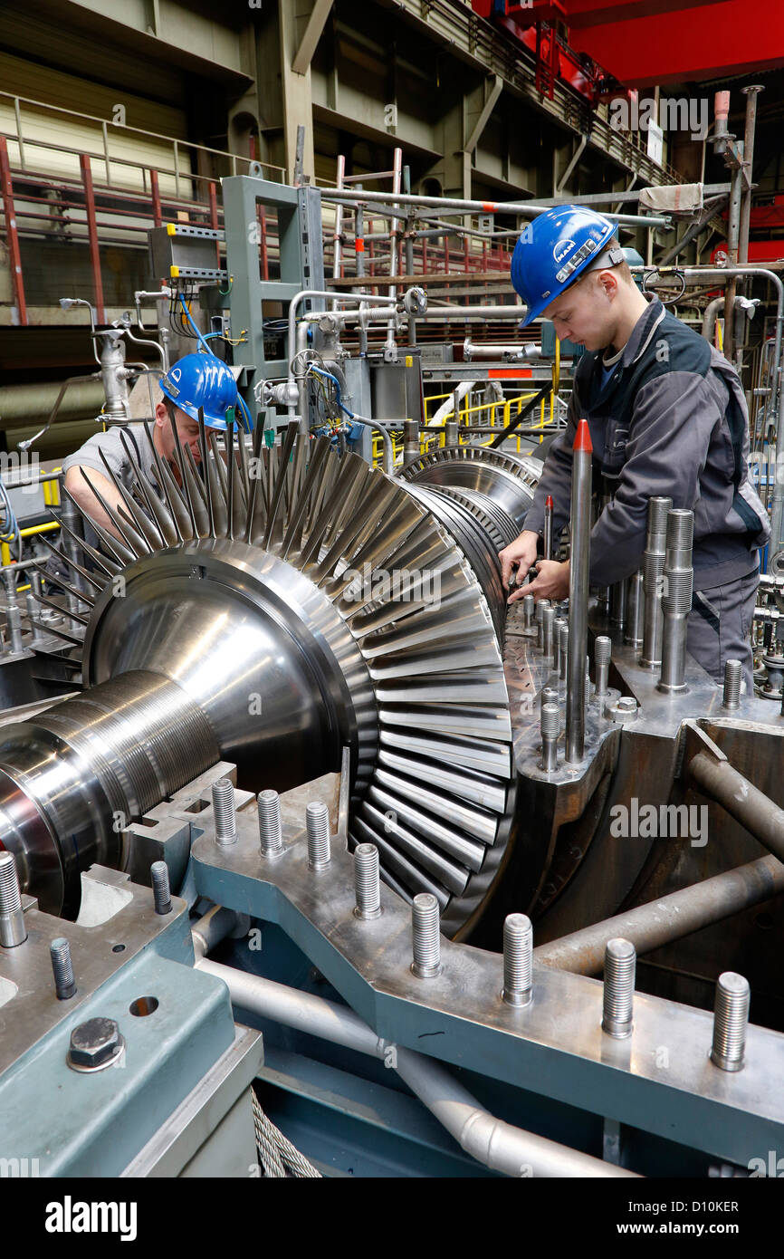 Oberhausen, Germania, meccanici industriali lavorando su una turbina a vapore a Man Diesel & Turbo SE Foto Stock