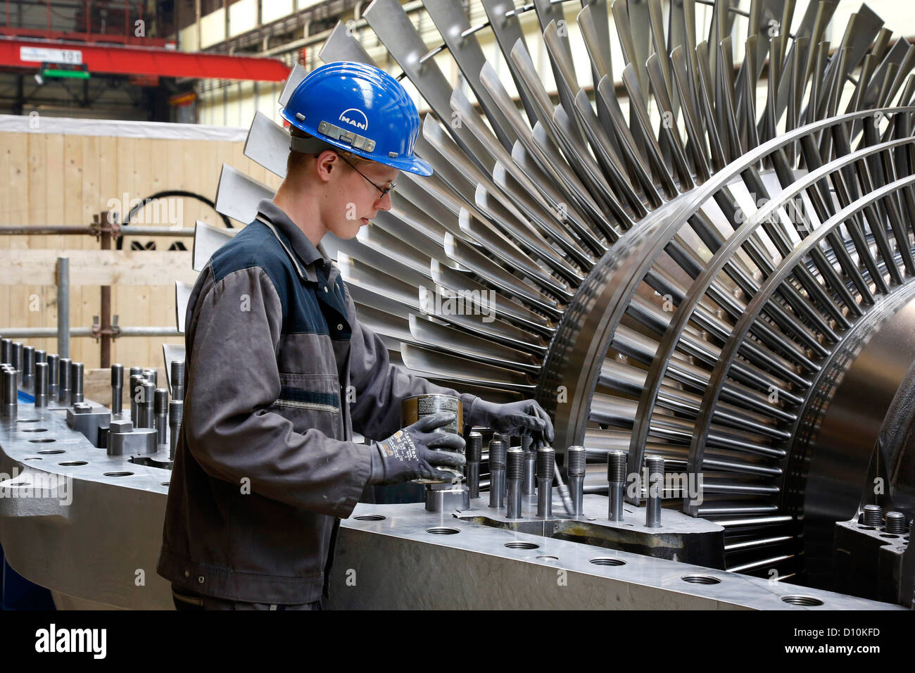 Oberhausen, Germania, meccanici industriali lavorando su una turbina a vapore a Man Diesel & Turbo SE Foto Stock