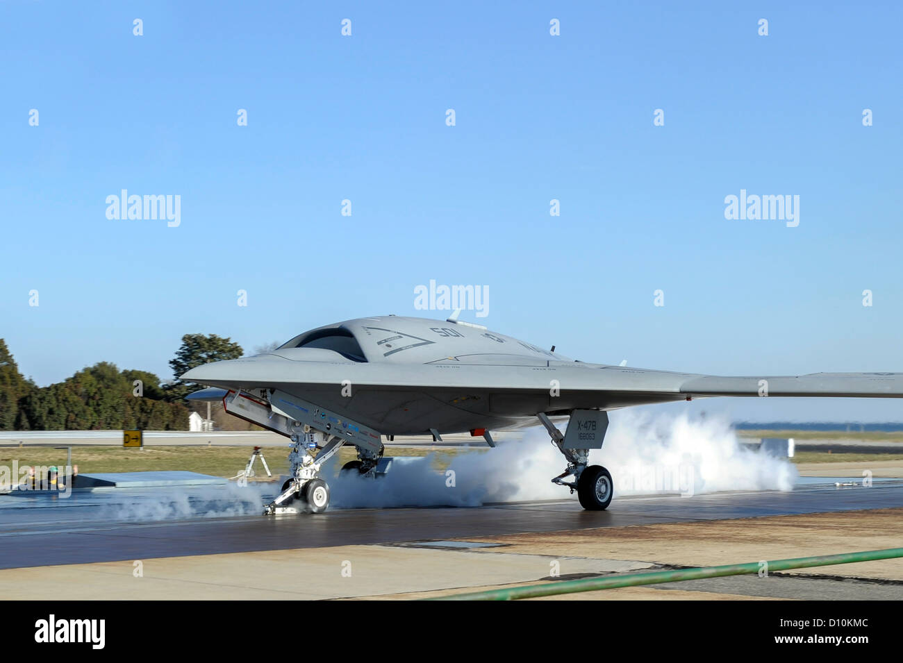 Il dimostratore X-47B Unmanned Combat Air System (UCAS) si prepara per il suo primo lancio in catapulta a vapore. Questa pietra miliare segna il successo della Marina nel lanciare un aereo senza pilota da una portaerei. Foto Stock