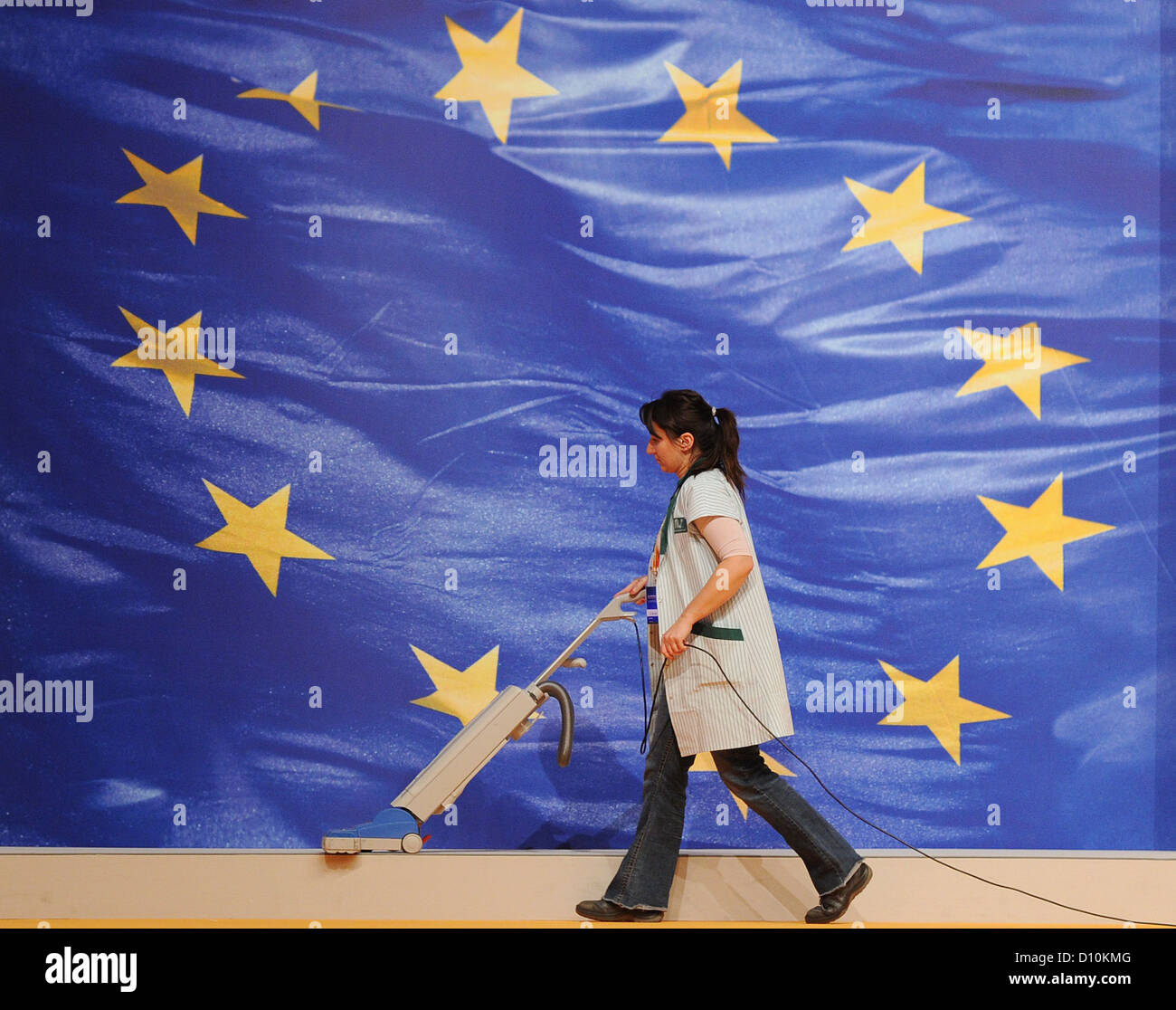 Una donna che pulisce la exhibition hall 13 a Hannover, Germania, 03 dicembre 2012. CDU partito nazionale convenzione avviene ad Hannover dal 03 fino al 05 dicembre 2012. Foto: JULIAN STRATENSCHULTE Foto Stock