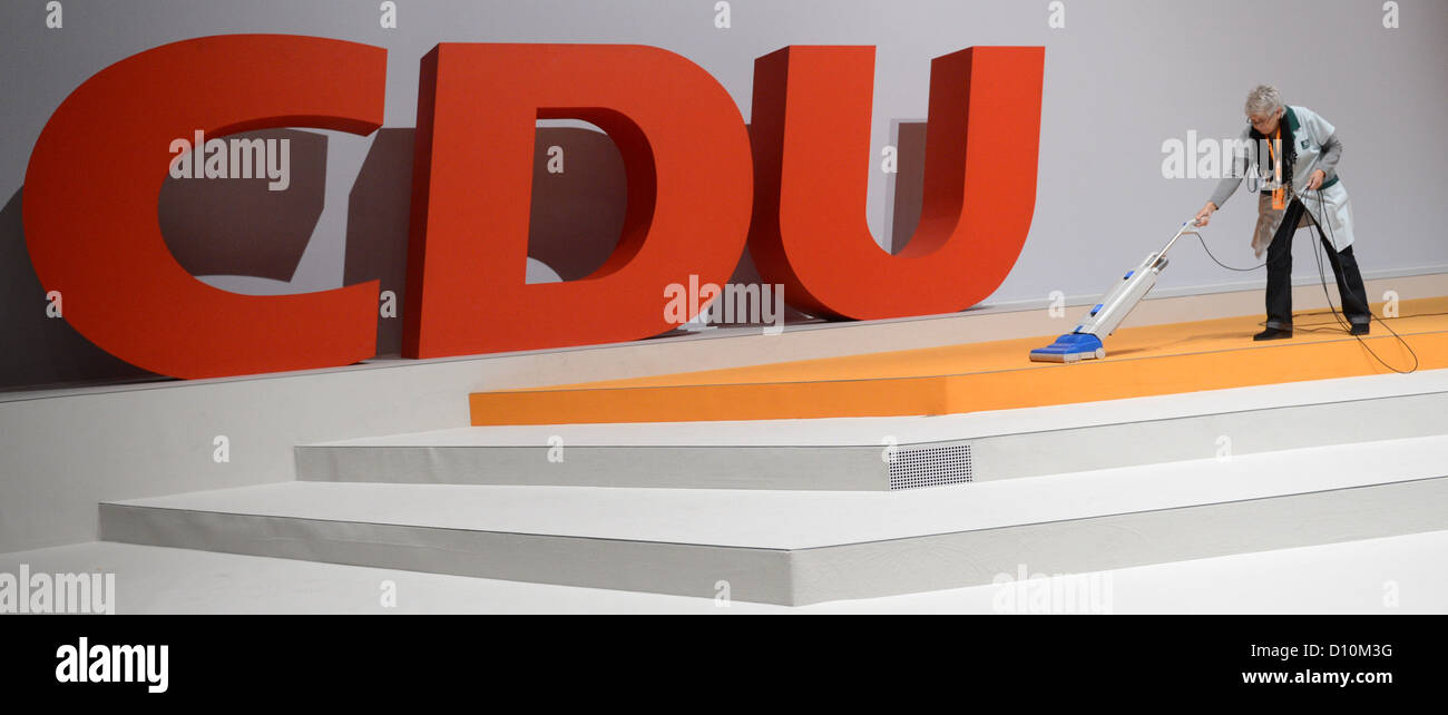Una donna che pulisce la exhibition hall 13 a Hannover, Germania, 03 dicembre 2012. CDU partito nazionale convenzione avviene ad Hannover dal 03 fino al 05 dicembre 2012. Foto: JULIAN STRATENSCHULTE Foto Stock