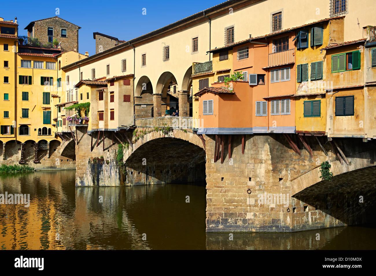 Il Ponte Vecchio con i suoi negozi che attraversano il fiume Arno, Firenze Italia Foto Stock
