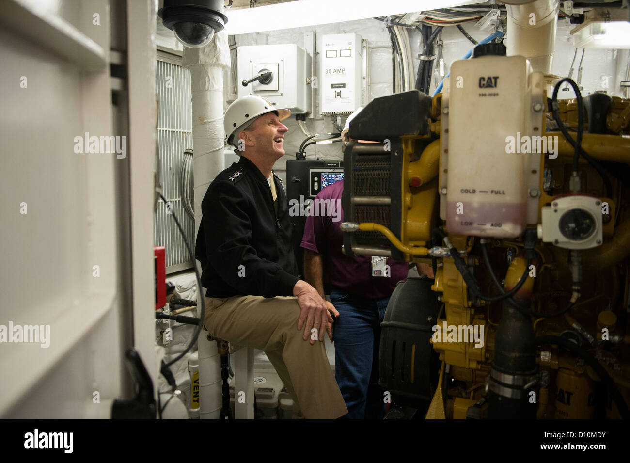 Capo di operazioni navali Adm. Jonathan Greenert visite VT Halter strutture di costruzione navale. Foto Stock