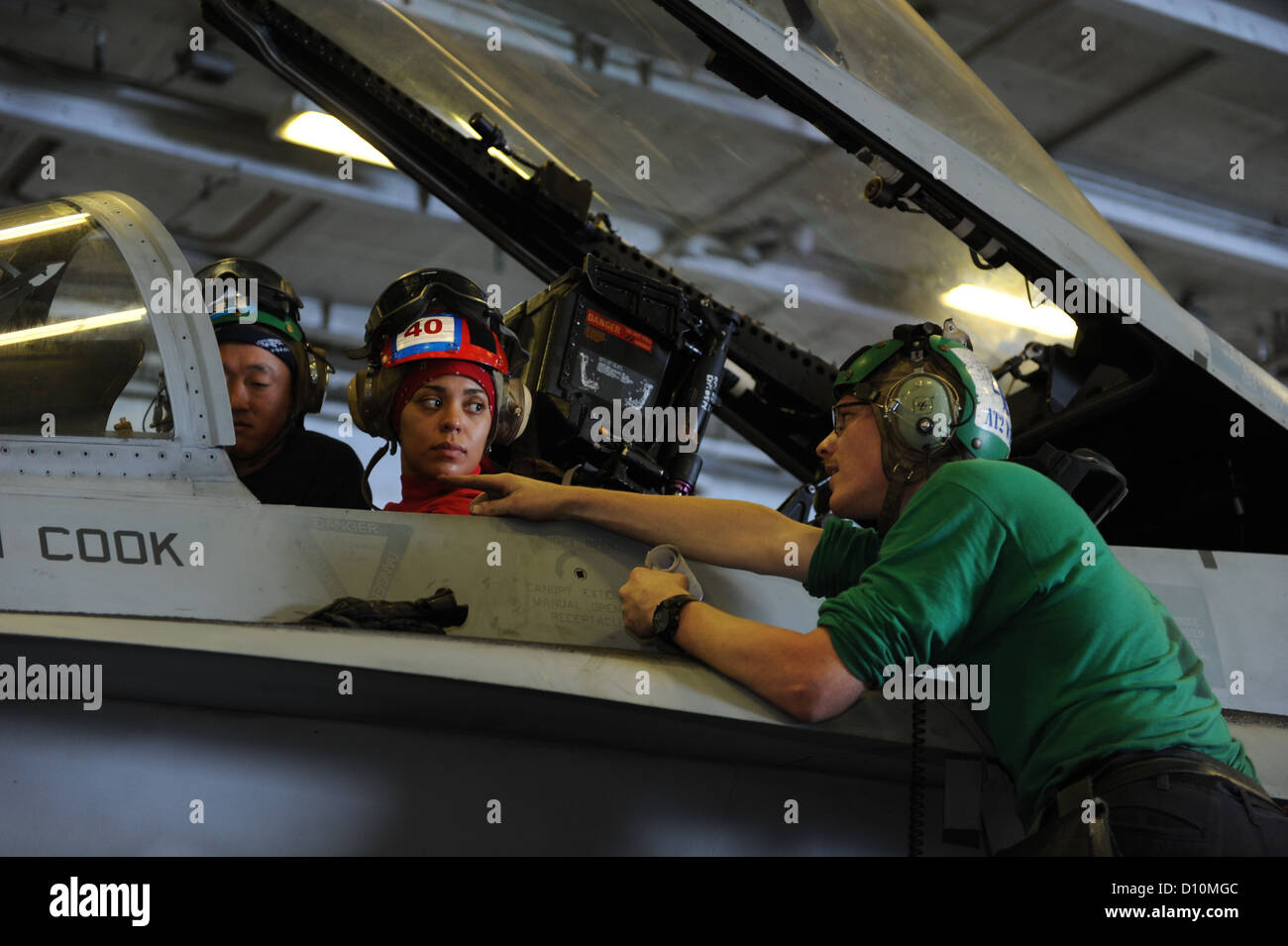 I membri dell'equipaggio a bordo della USS Dwight D. Eisenhower eseguono la manutenzione nell'hangar Bay come parte del loro dispiegamento nella 5th Fleet statunitense per operazioni di sicurezza marittima e cooperazione. Foto Stock