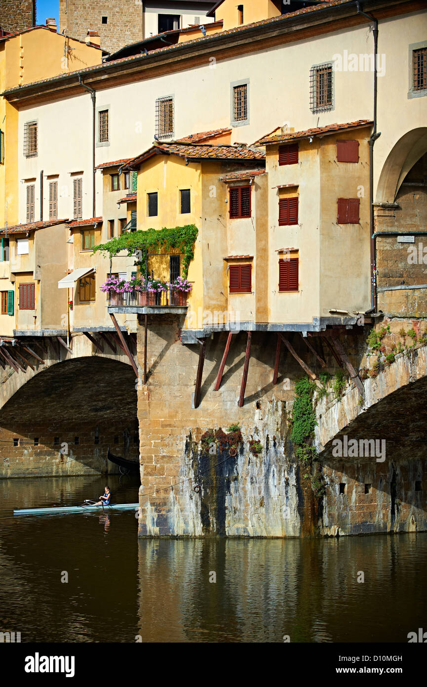 Il Ponte Vecchio con i suoi negozi che attraversano il fiume Arno, Firenze Italia Foto Stock