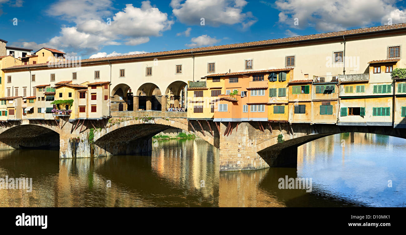 Panorama panoramica del Ponte Vecchio con i suoi negozi che attraversano il fiume Arno, Firenze Italia Foto Stock