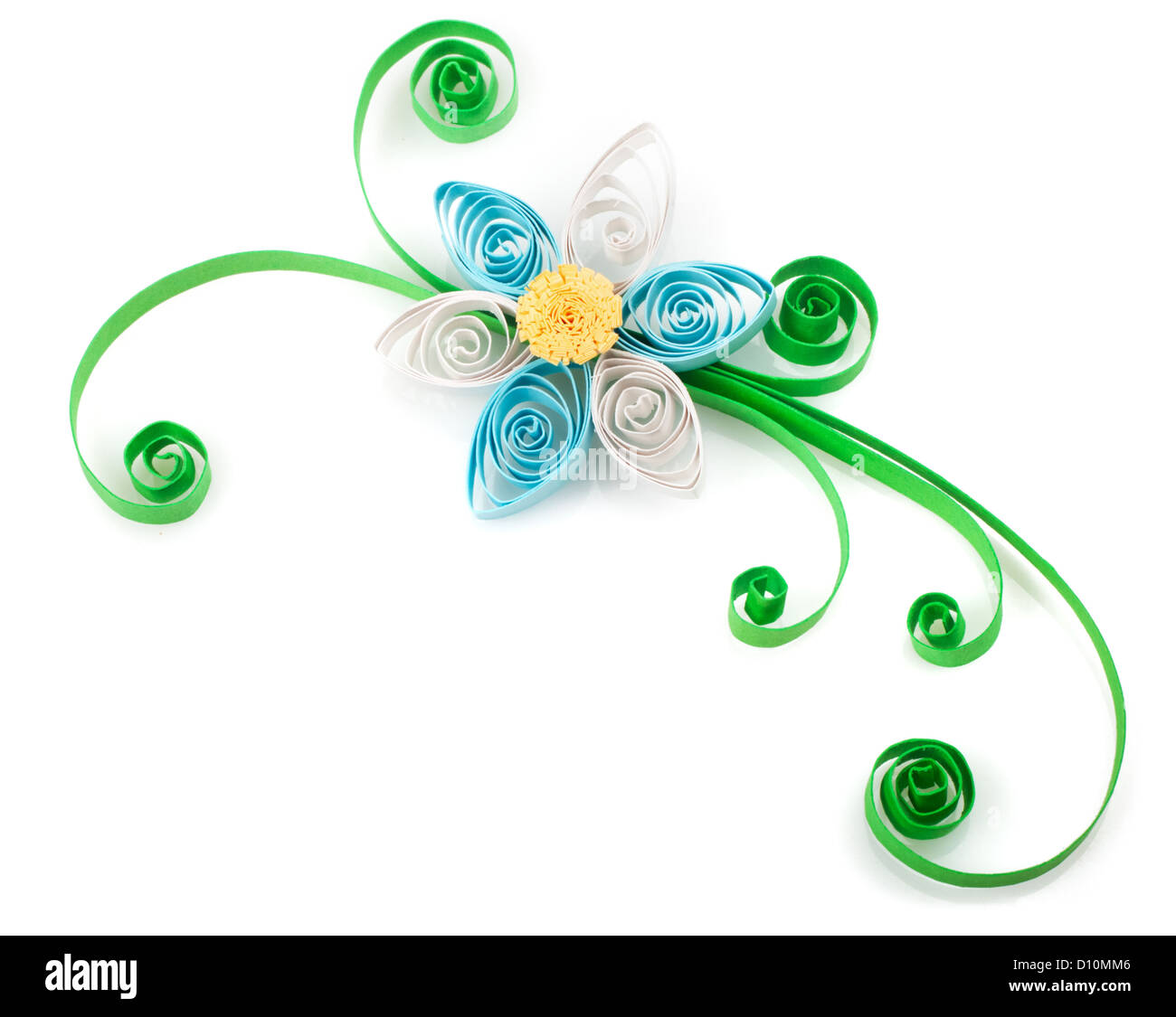 Quilling. Fatta di strisce di carta fiore su uno sfondo bianco Foto Stock