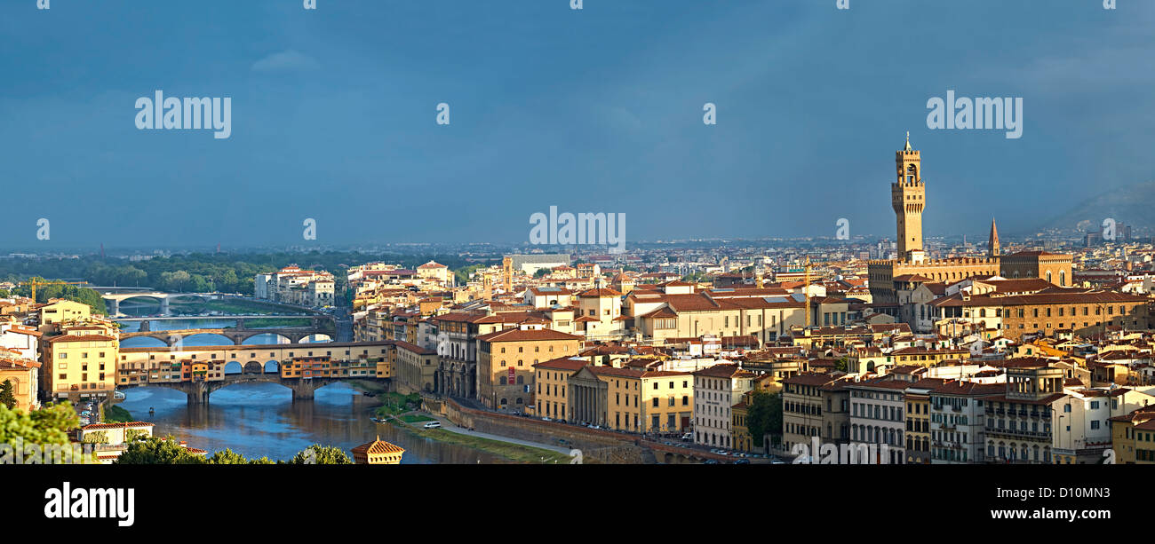Tetto panoramico vista di Firenze con il Palazzio Vecchio e il Duomo, Italia Foto Stock