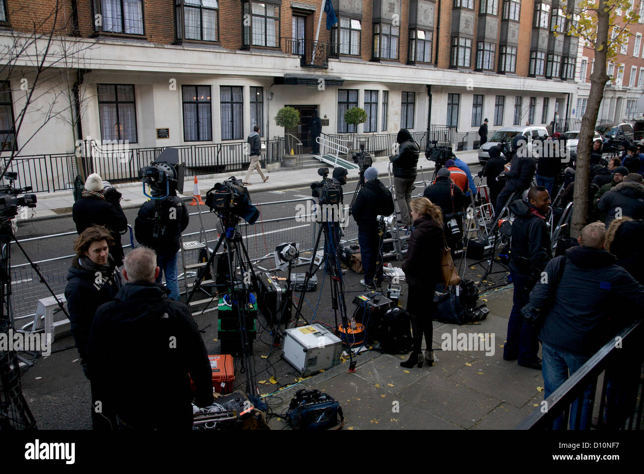 Il 4 dicembre 2012. Londra REGNO UNITO. La media di attendere al di fuori del re Edward VII ospedale privato dove la Duchessa di Cambridge è stato ricoverato in ospedale dopo l'annuncio che il Duca e la Duchessa di Cambridge sono in attesa di un bambino. Foto Stock