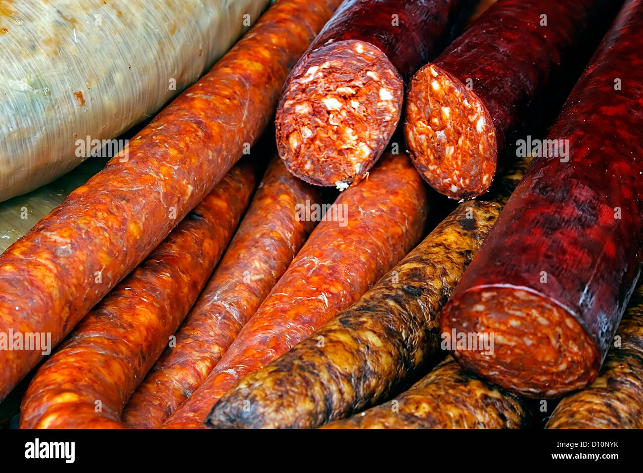Salsicce e salami tagliati, posti su un tavolo. Foto Stock