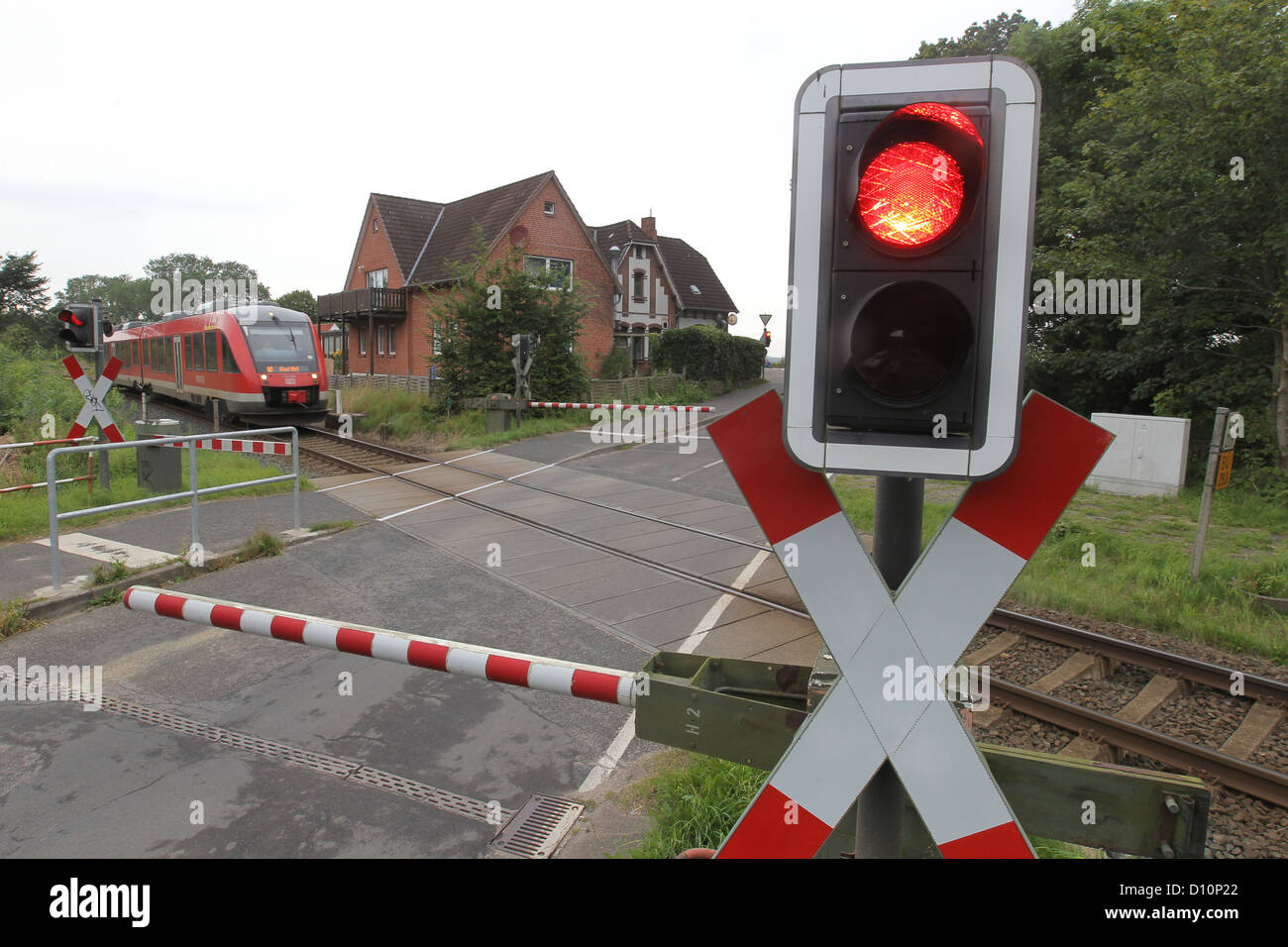 Altenhof, Germania, su un treno regionale beschrankten incrocio ferroviario Foto Stock