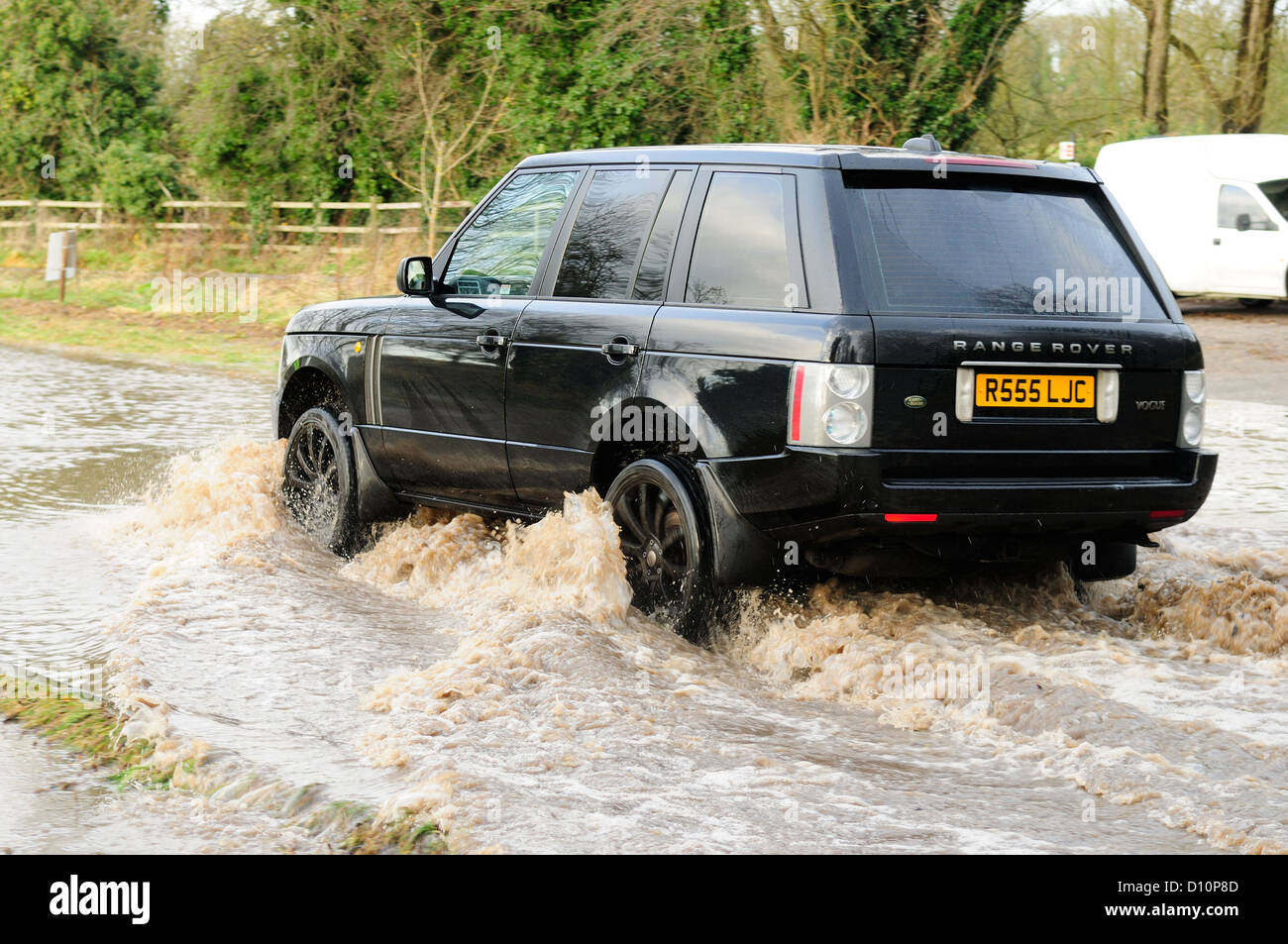 4X4 in guida di profondità acqua di inondazione.Papplewick Nottinghamshire. Foto Stock