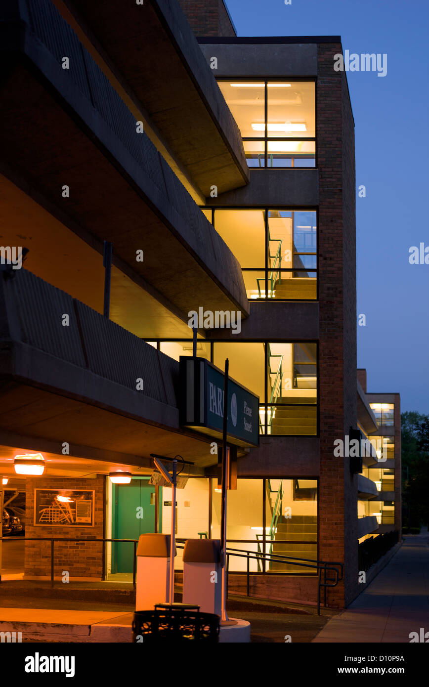 L'esterno di un edificio illuminato di notte Foto Stock