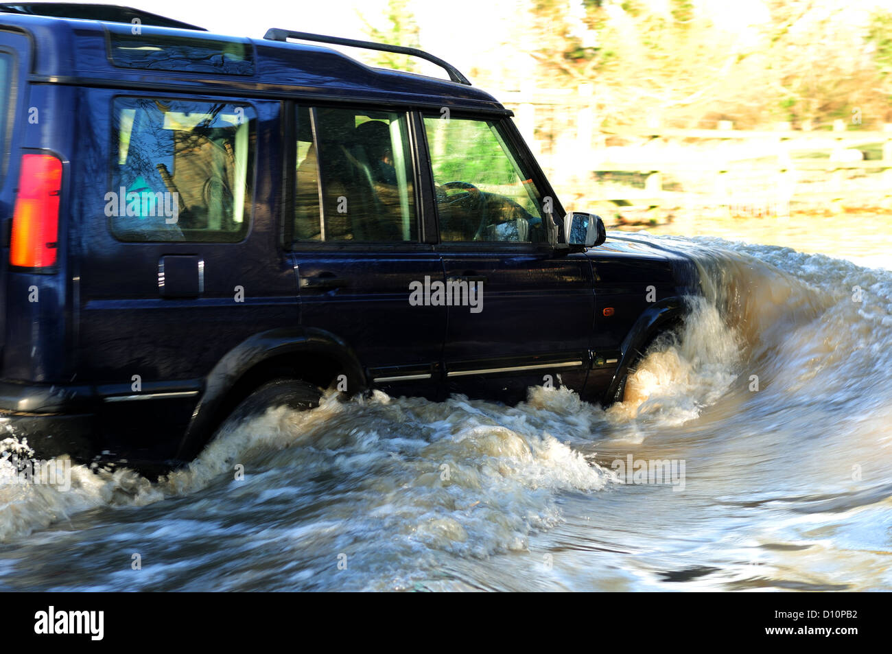 4X4 in guida di profondità acqua di inondazione.Colston Bassett Nottinghamshire. Foto Stock