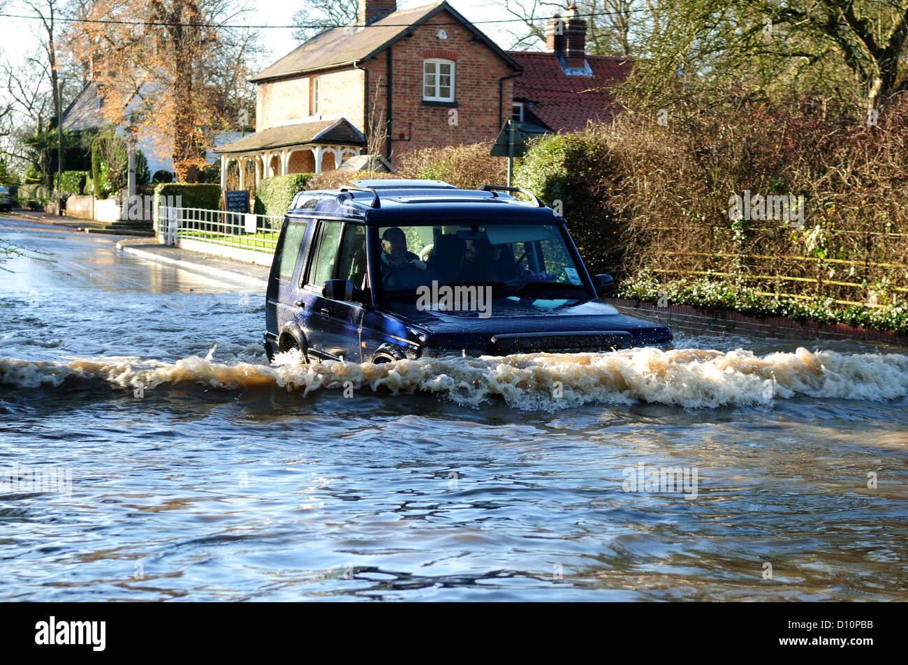 4X4 in guida di profondità acqua di inondazione.Colston Bassett Nottinghamshire. Foto Stock
