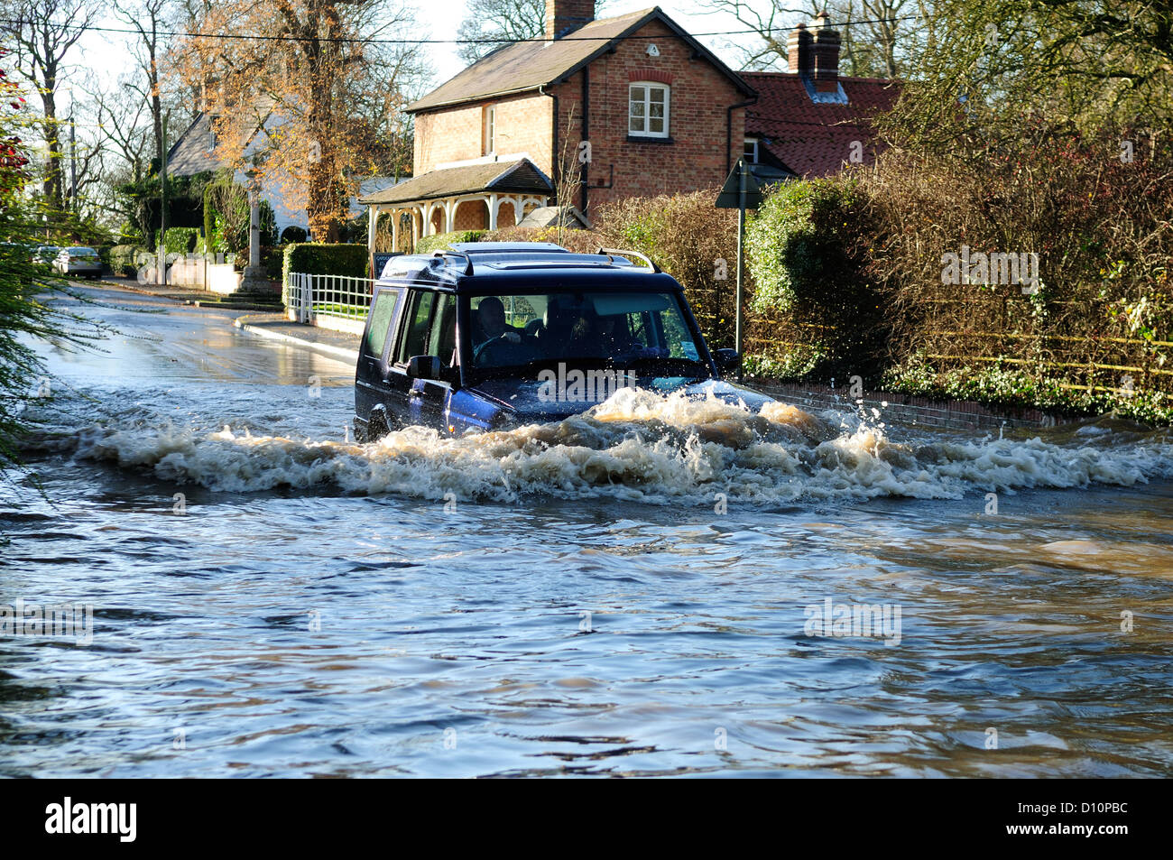 4X4 in guida di profondità acqua di inondazione.Colston Bassett Nottinghamshire. Foto Stock